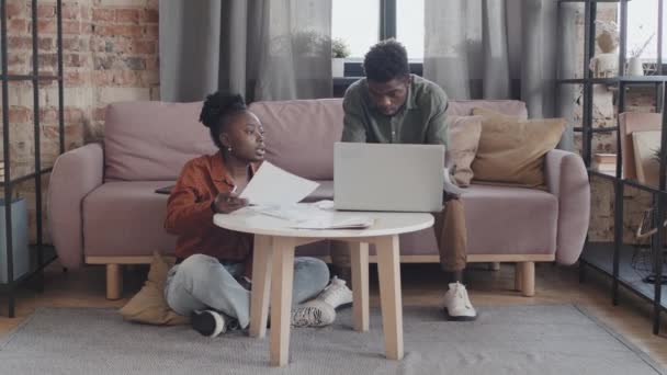 Lama Pasangan Muda Afrika Amerika Duduk Sofa Ruang Tamu Siang — Stok Video