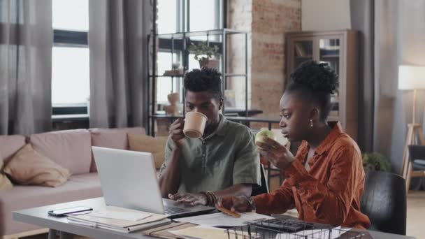 Cintura Jovem Casal Afro Americano Sentado Mesa Sala Estar Durante — Vídeo de Stock