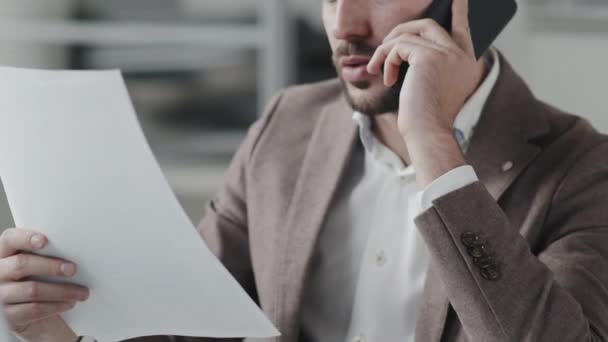 Tilting Blue Eyed Caucasian Businessman Sitting Office Daytime Talking Cellphone — Vídeo de Stock