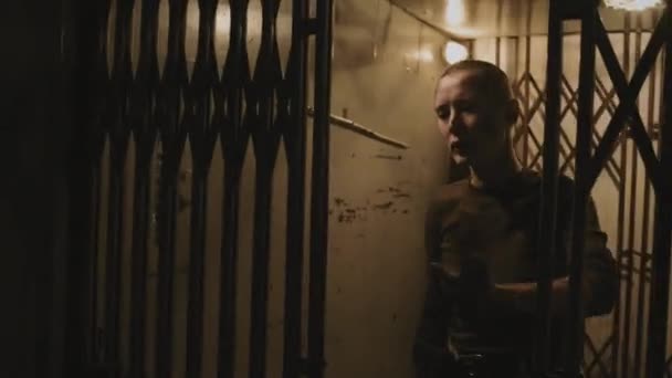 머리를 소름끼치는 건물의 엘리베이터 코카서스 여성의 — 비디오