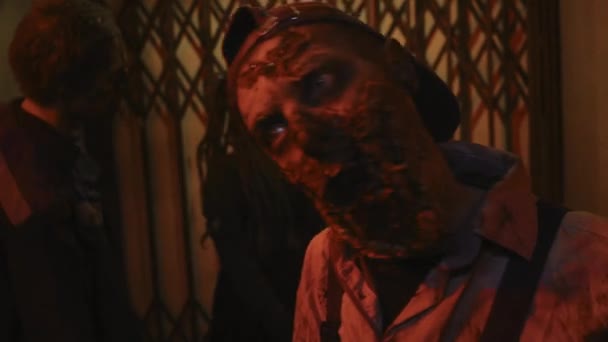 Średni Trzech Przerażających Zombie Poruszających Się Ciemnym Starym Budynku Mięso — Wideo stockowe