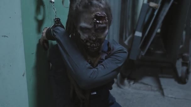 Punto Vista Medio Zombie Espeluznante Capturado Asegurado Con Esposas Sentadas — Vídeo de stock