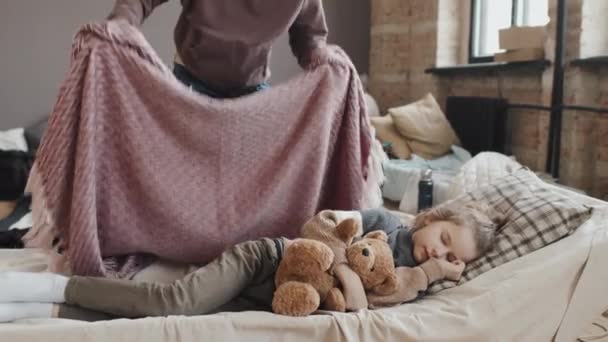 Wide Shot Curly Young Caucasian Woman Putting Blanket Child Kissing — Video Stock