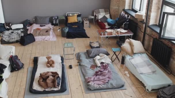 下午有很多室内难民营 有带个人物品的小床和床垫 没有人 — 图库视频影像