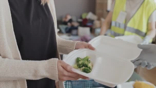 Papírdobozt Tartó Kivágott Nyomon Követése Meleg Étel Beszerzése Önkéntesektől Akik — Stock videók
