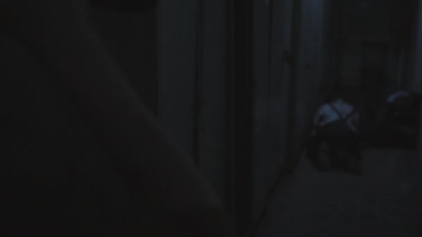 Silhueta Soldado Com Cabeça Raspada Segurando Lanterna Inspecionando Escuro Assustador — Vídeo de Stock