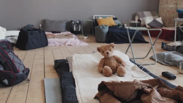 Baixo Ângulo Dormir Lugar Escudo Urso Pelúcia Colchão Chão Abrigo — Vídeo de Stock
