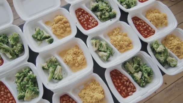 多盒有健康热餐的即食饭盒的顶部视图 — 图库视频影像