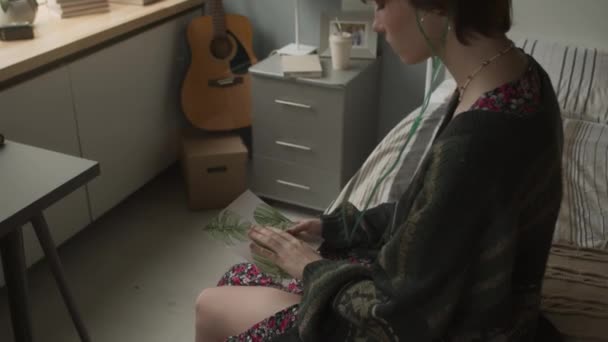 Naklonit Mladé Smutné Bělošské Dospělé Ženě Nosní Kanylou Sedící Lůžku — Stock video