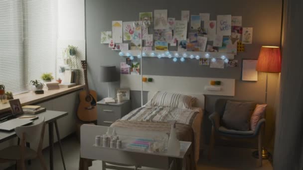 View Decorated Hospital Ward Child Teenager Garland Guitar Many Pictures — Stock video