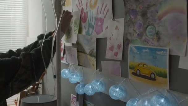 Burun Kanülü Genç Beyaz Kadın Yetişkinin Gündüz Vakti Hastane Koğuşundaki — Stok video