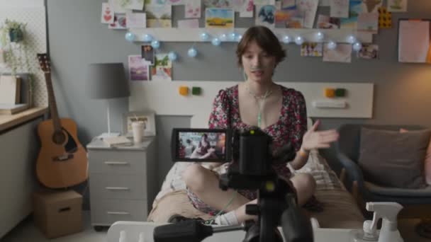 Teenage Caucasian Girl Nasal Cannula Sitting Bed Decorated Hospital Ward — Αρχείο Βίντεο