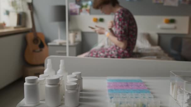 Вибірковий Фокус Білих Таблеток Організатор Таблеток Столі Ліжком Лікарняній Кімнаті — стокове відео