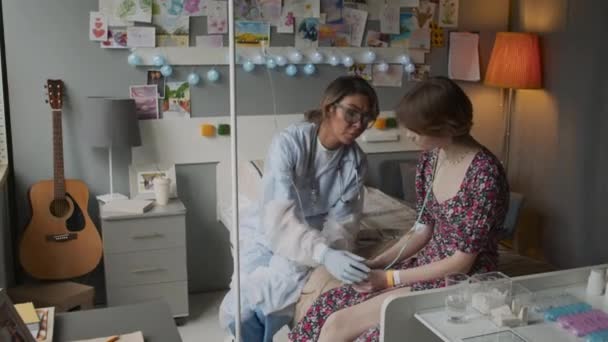 Medium Long Female Biracial Nurse Sitting Caucasian Teen Nasal Cannula — Video