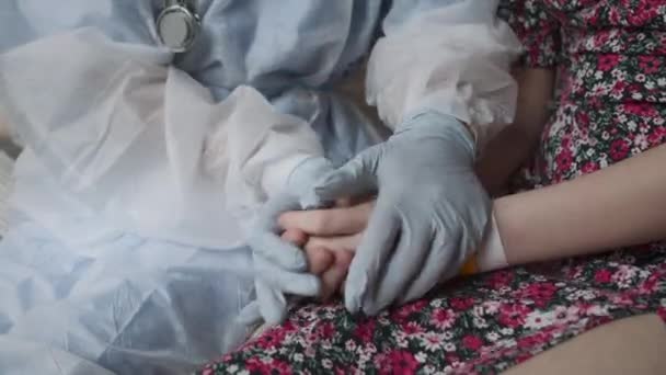 Mittelteil Des Beschnittenen Arztes Medizinischen Handschuhen Sitzend Mit Beschnittener Patientin — Stockvideo