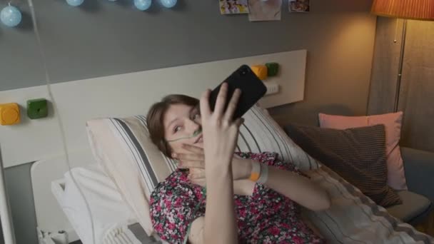 Medium Blue Eyed Caucasian Girl Nasal Cannula Lying Bed Hospital — Stock Video