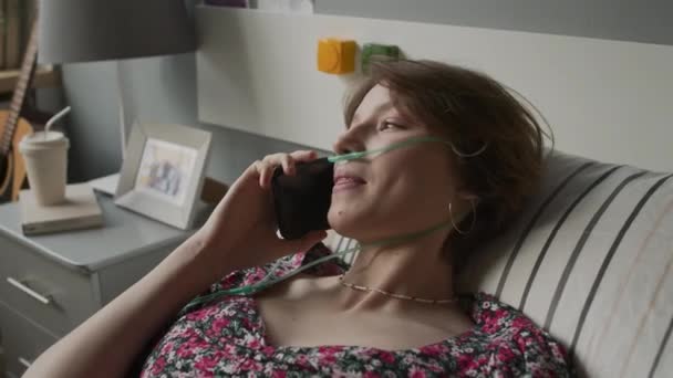 Brust Eines Blauäugigen Kaukasischen Mädchens Mit Nasenkanüle Auf Dem Krankenhausbett — Stockvideo