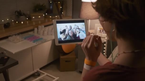 上肩の明るいです白人の十代の女の子とともに鼻カヌラでベッドに上の病院の病棟で夜 使用してタブレットコンピュータ ビデオ通話グループの友人 — ストック動画