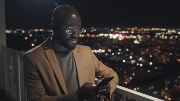 Mellkas Felvétel Figyelmes Afro Amerikai Férfi Szemüvegben Áll Erkélyen Felhőkarcoló — Stock videók