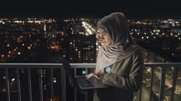 Średniej Strony Zdjęcie Młodego Muzułmańskiego Pracownika Biurowego Noszącego Kurtkę Hidżab — Wideo stockowe
