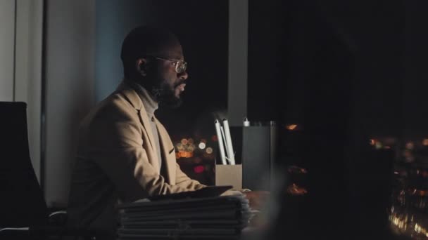 Waist Shot African American Manager Working Computer Midnight Alone Dark — ストック動画