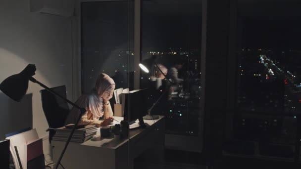 Full Shot Female Office Worker Muslim Hijab Sitting Alone Desk — 비디오