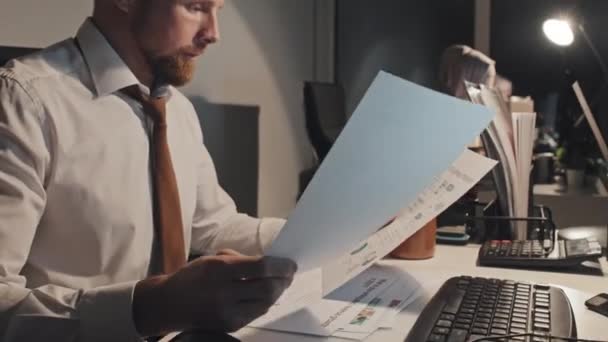Средний Снимок Крупным Планом Мужчины Служащего Корпорации Сидящего Столом Работающего — стоковое видео