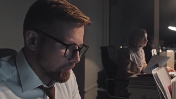 Close Shot Face Young Caucasian Male Employee Looking Computer Screen — Vídeos de Stock