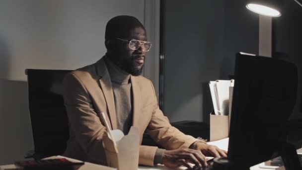 Medium Shot Bald Middle Aged Afro American Businessman Glasses Sitting — 비디오