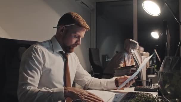 Средний Снимок Сфокусированного Молодого Офисного Работника Рубашке Галстуке Сидящего Столом — стоковое видео