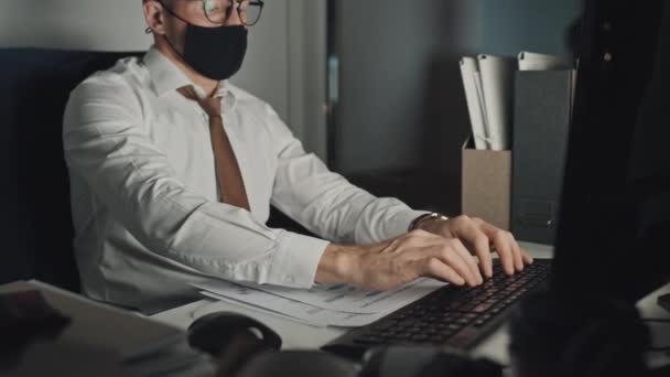 Tiro Médio Trabalhador Escritório Caucasiano Focado Camisa Gravata Máscara Preta — Vídeo de Stock