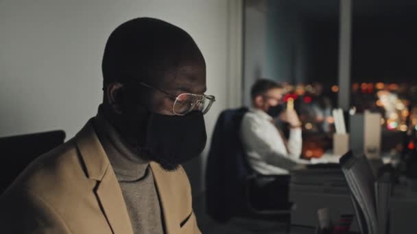 마스크를 아프리카 미국인 사무실 컴퓨터로 작업하는 모습을 중간에 가까이 안경을 — 비디오