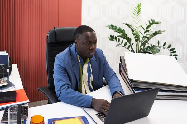 African Young Businessman Sitting His Office Desk Typing Laptop — Zdjęcie stockowe