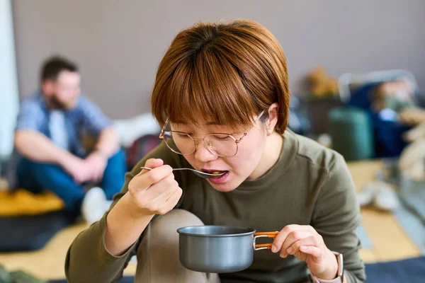 Giovane Affamata Rifugiata Asiatica Con Piccola Padella Mangiare Cibo Caldo — Foto Stock