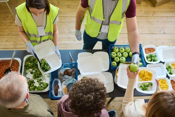 Oben Zwei Freiwillige Uniform Die Lebensmittel Unter Flüchtlingen Verteilen Mit — Stockfoto
