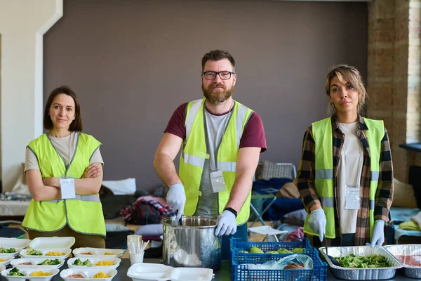Zeitgenössische Freiwillige Uniform Und Handschuhen Stehen Mit Lebensmitteln Für Flüchtlinge — Stockfoto