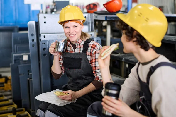 Young Smiling Female Engineer Sandwich Cup Tea Talking Colleague Lunch — Foto Stock