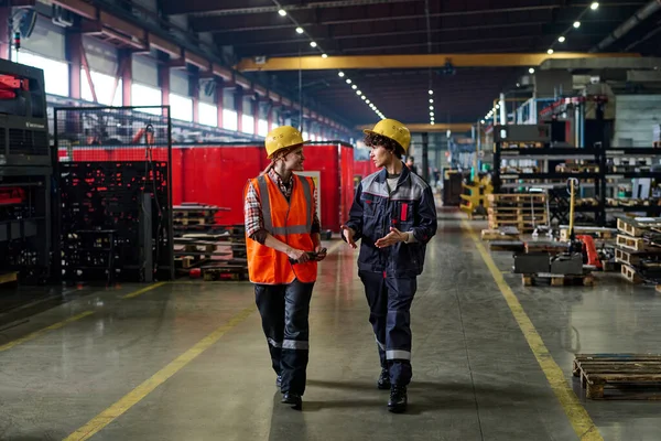 Two Workers Modern Factory Walking Long Wide Aisle Industrial Equipment — Foto Stock