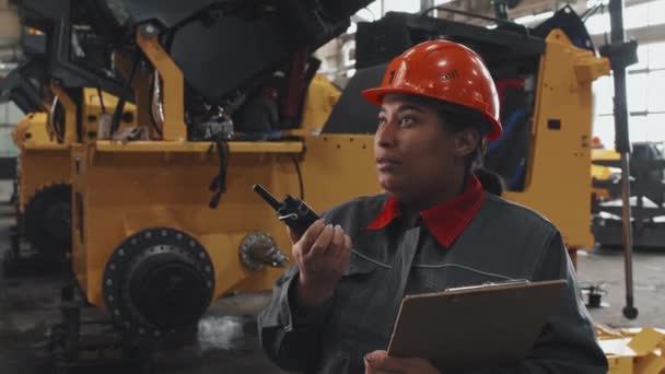 Pecho Mujer Negra Naranja Sombrero Duro Uniforme Usando Walkie Talkie — Vídeos de Stock