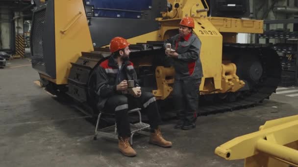 Lange Kans Van Twee Verschillende Arbeiders Helmen Uniformen Staand Zittend — Stockvideo