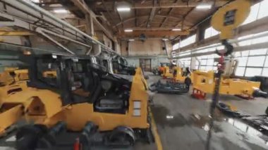Öğleden sonra fabrikada devam eden buldozerlerin insansız hava aracı görüntüsü