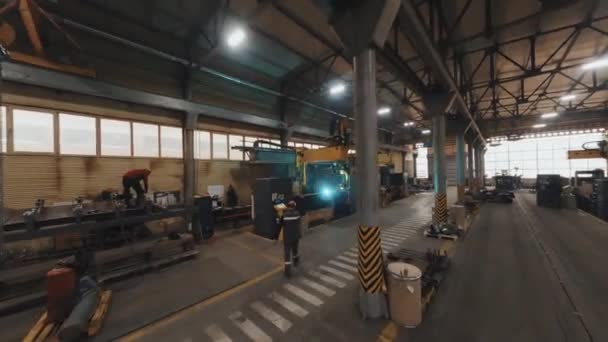 Robothegesztő Berendezéseket Irányító Munkaerő Drónkövetése Gyárban — Stock videók
