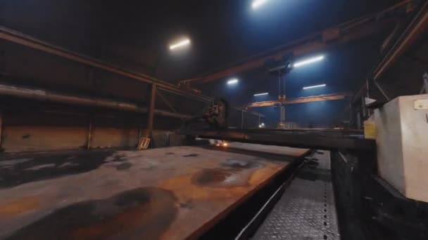 Widok Drona Zautomatyzowanego Przecinaka Metalu Pracującego Ciemnej Fabryce — Wideo stockowe