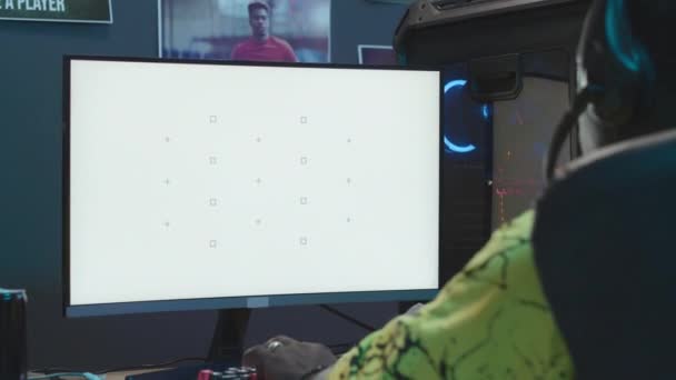 Shoulder Shot Anonymous Dark Skinned Gamer Sitting Front Computer Empty — Vídeo de stock