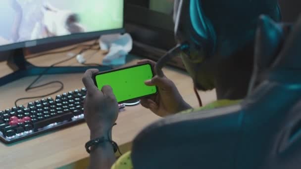 Shoulder Shot African American Male Gamer Sitting Desk Playing Mobile — Stok video