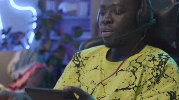 Chest Záběr Mladého Afroameričana Sobě Žluté Tričko Sluchátka Sedí Neonové — Stock video