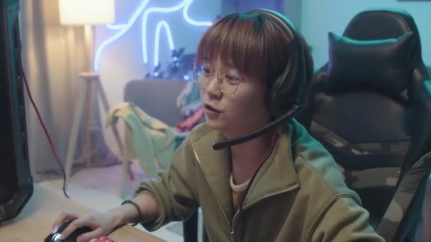 Střední Detailní Záběr Mladé Čínské Hráčky Krátkými Vlasy Brýlemi Sluchátky — Stock video