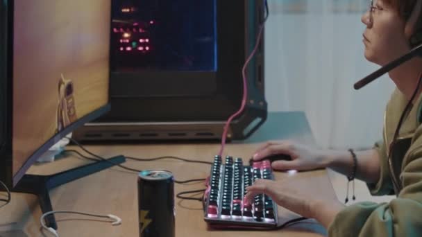 Medium Close Tracking Shot Van Gefocuste Jonge Aziatische Vrouwelijke Gamer — Stockvideo