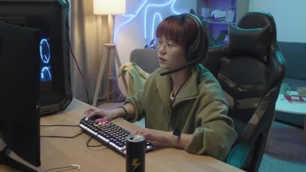 Μέτριο Πλάνο Της Νεαρής Κινέζας Gamer Κάθεται Στο Γραφείο Παίζει — Αρχείο Βίντεο