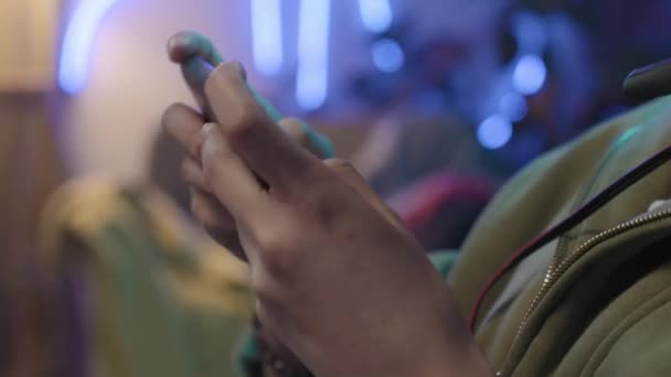 Zbliżenie Odchylające Ujęcie Dłoni Twarzy Kujonowatej Nastolatki Azjatki Siedzącej Domu — Wideo stockowe